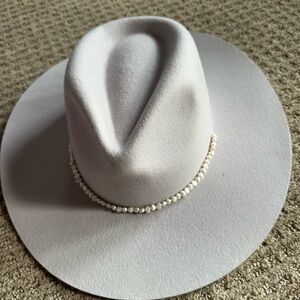 Elegant Wyeth White/Cream Pearl-Trimmed Hat